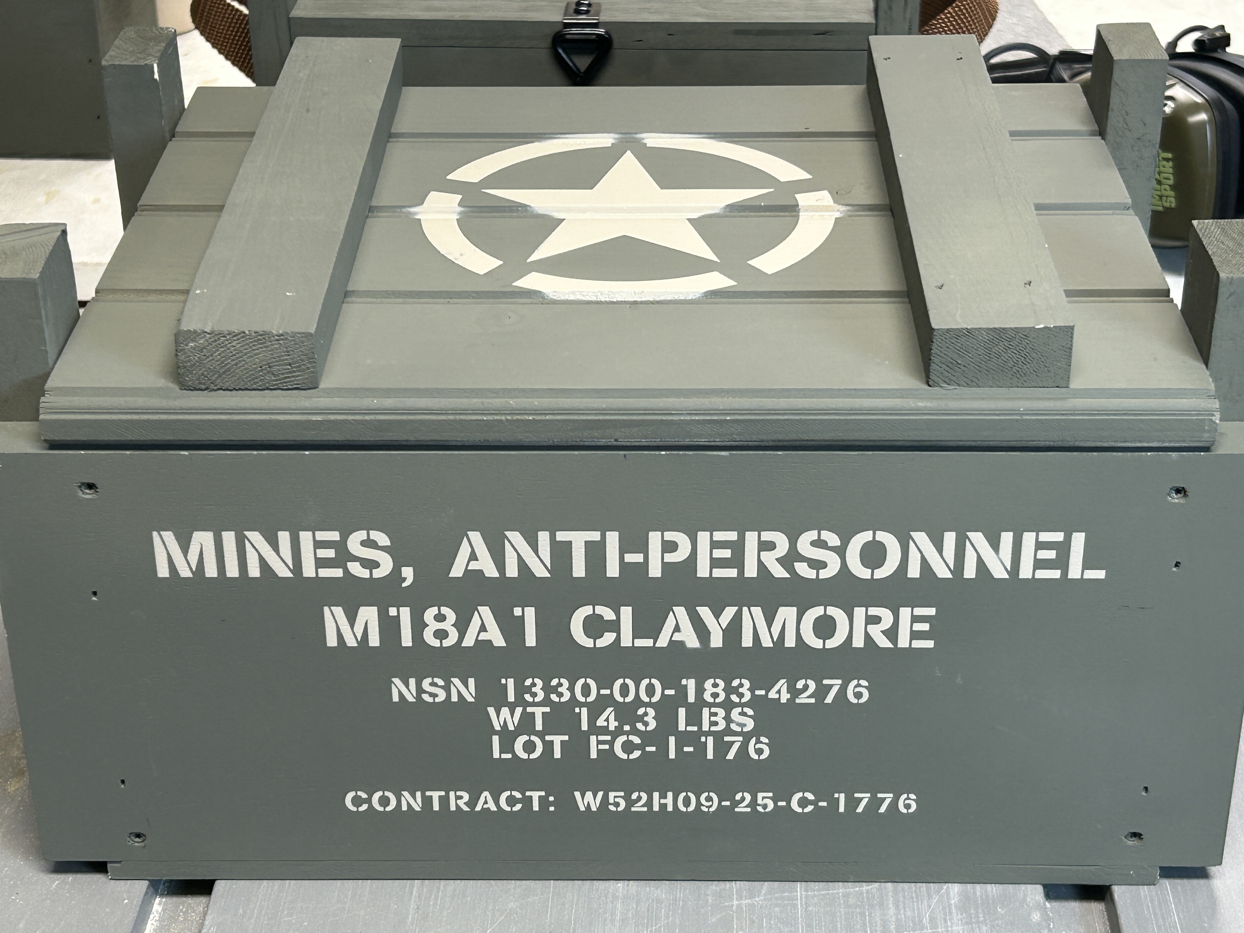 Closed front stencil view of Claymore Field Crate Standard Edition