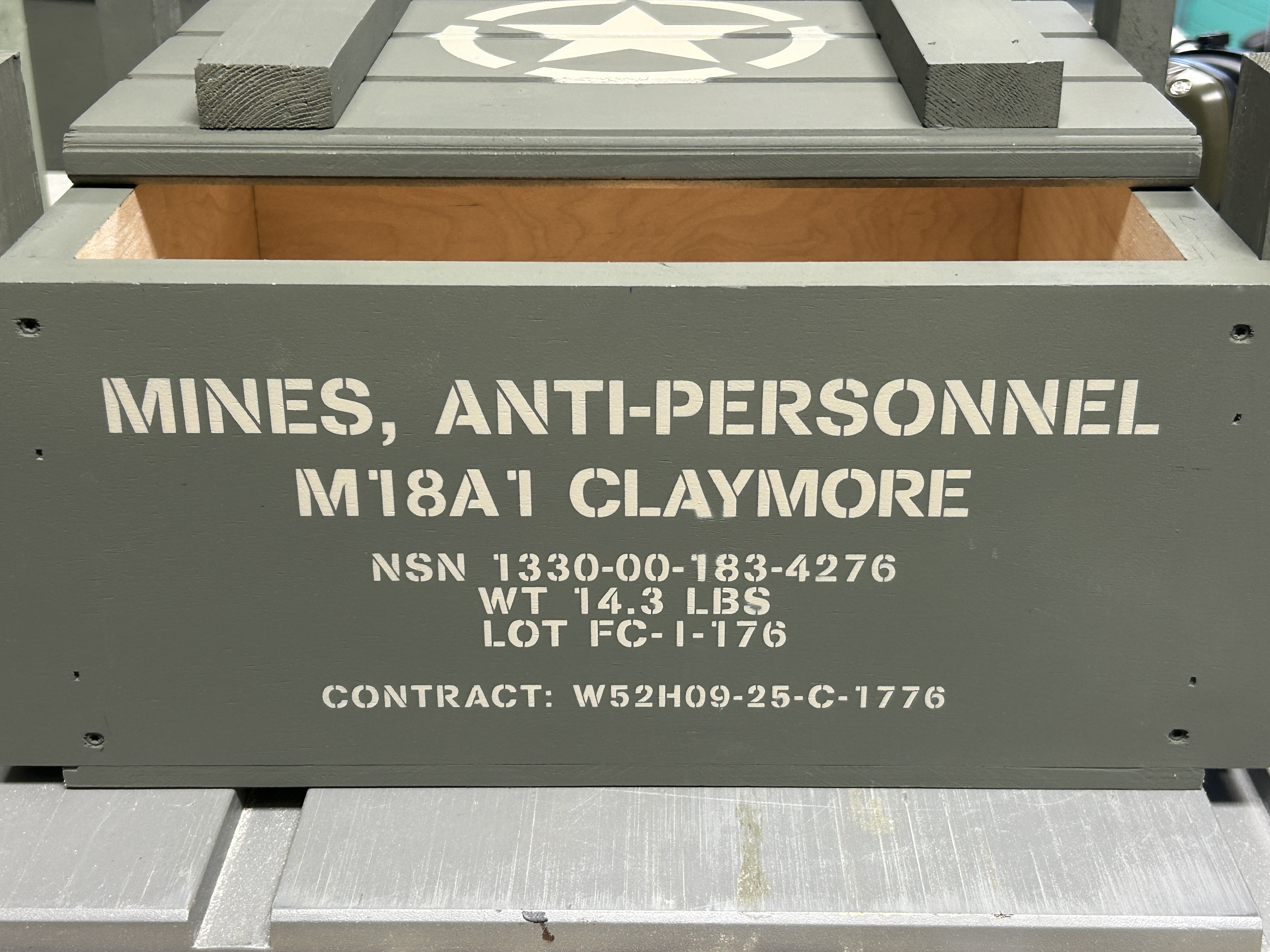 Open front stencil view of Claymore Field Crate Standard Edition