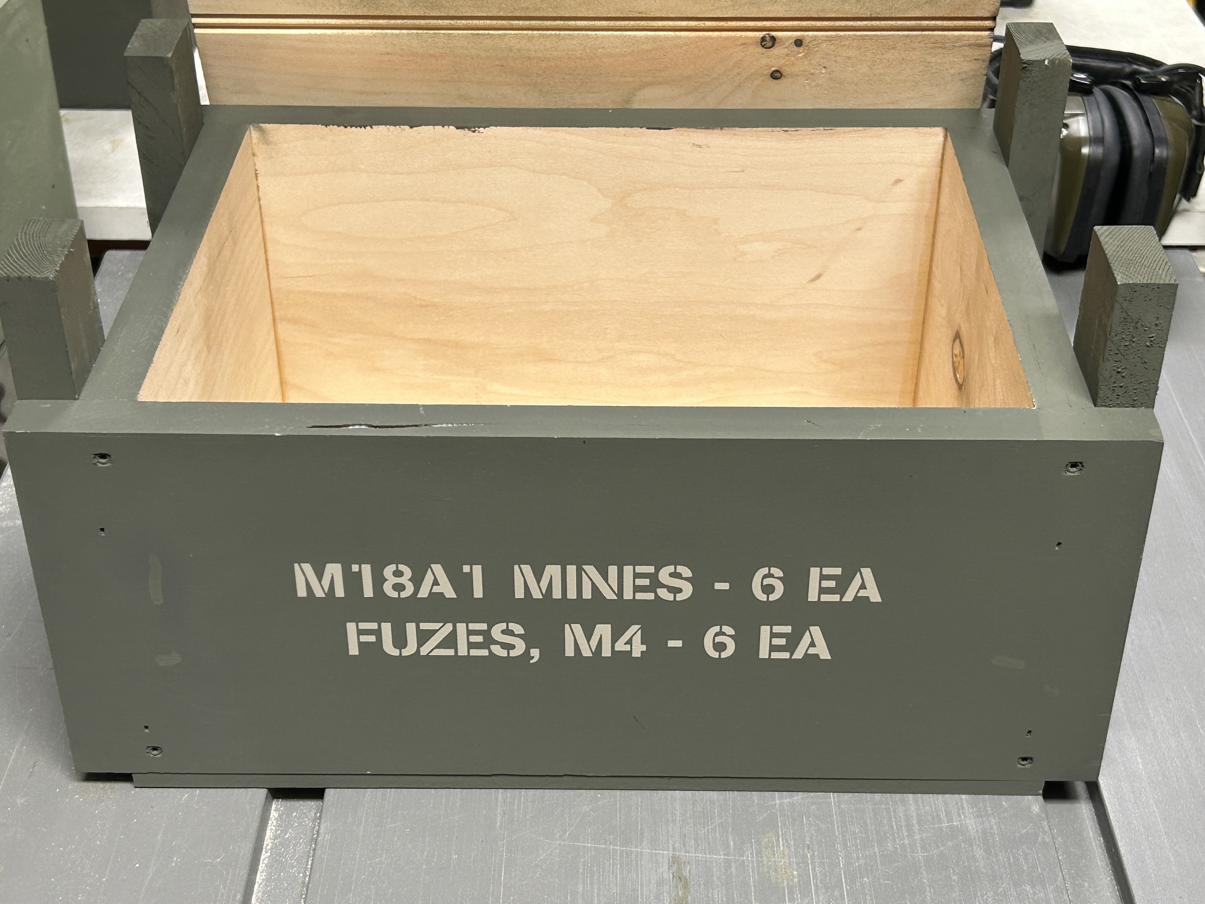 Rear stencil view of Claymore Field Crate Standard Edition