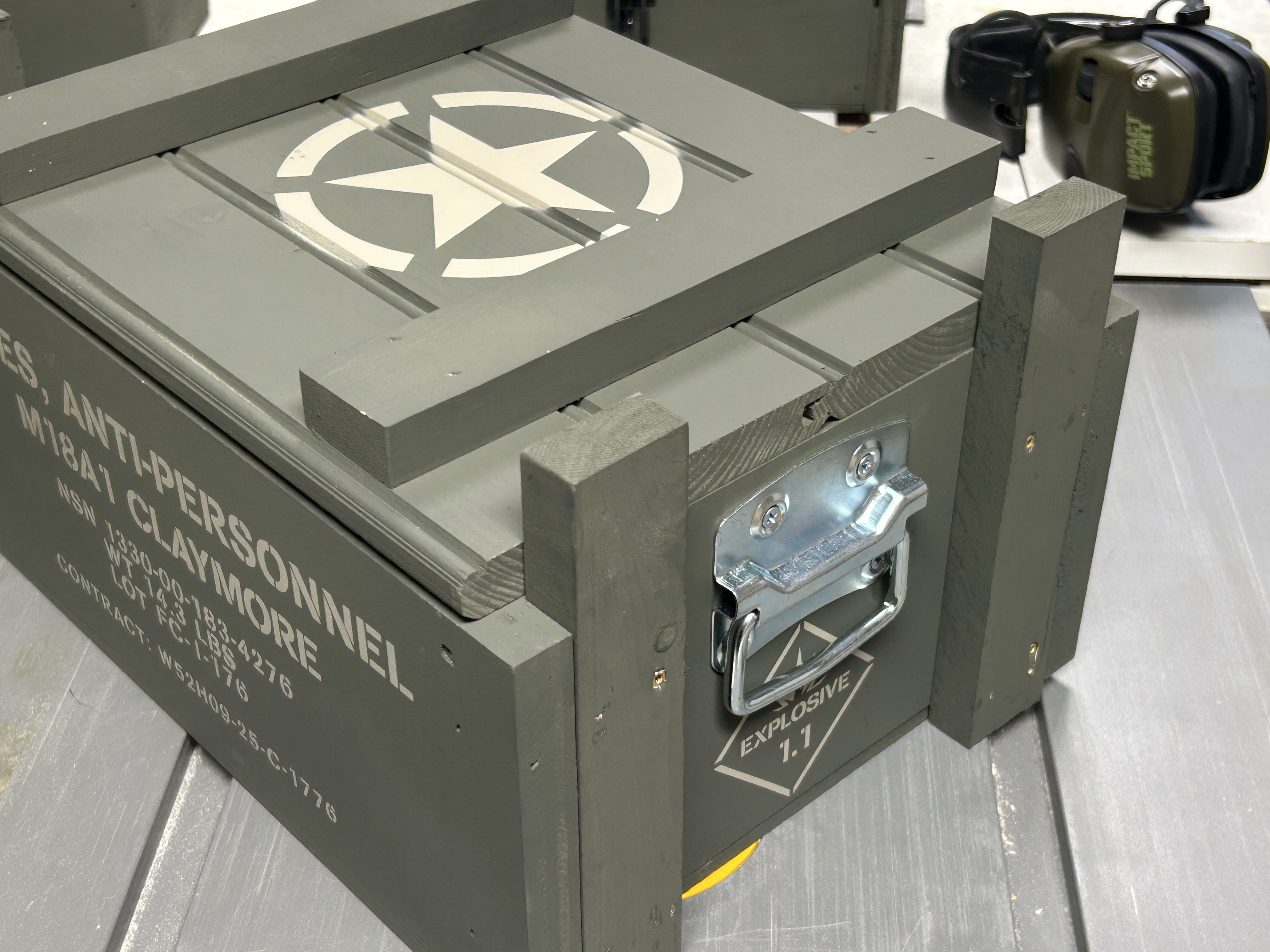 Side handle angle of Claymore Field Crate Standard Edition