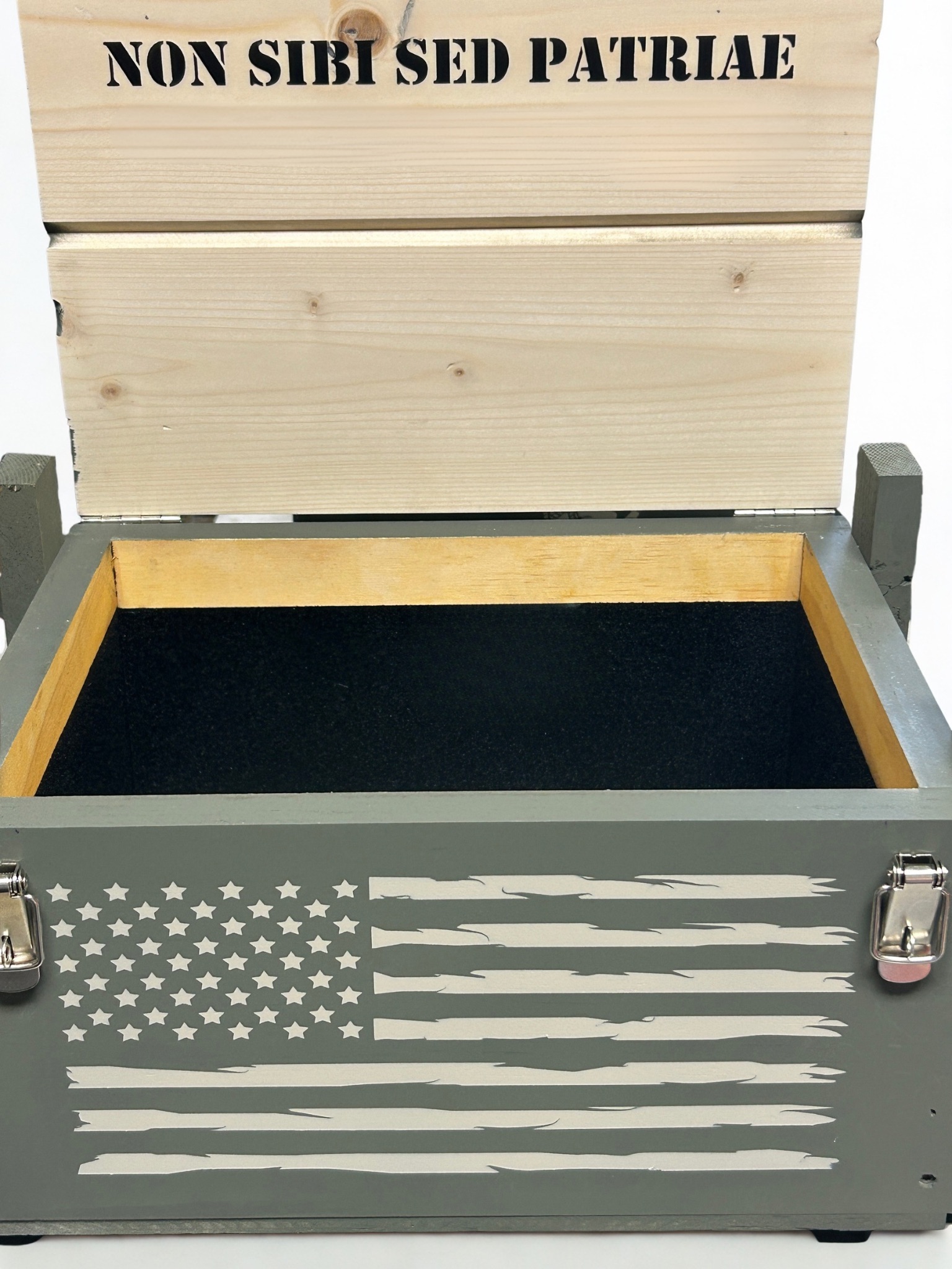Non Sibi Sed Patriae motto beneath the lid of the 250th Anniversary Edition