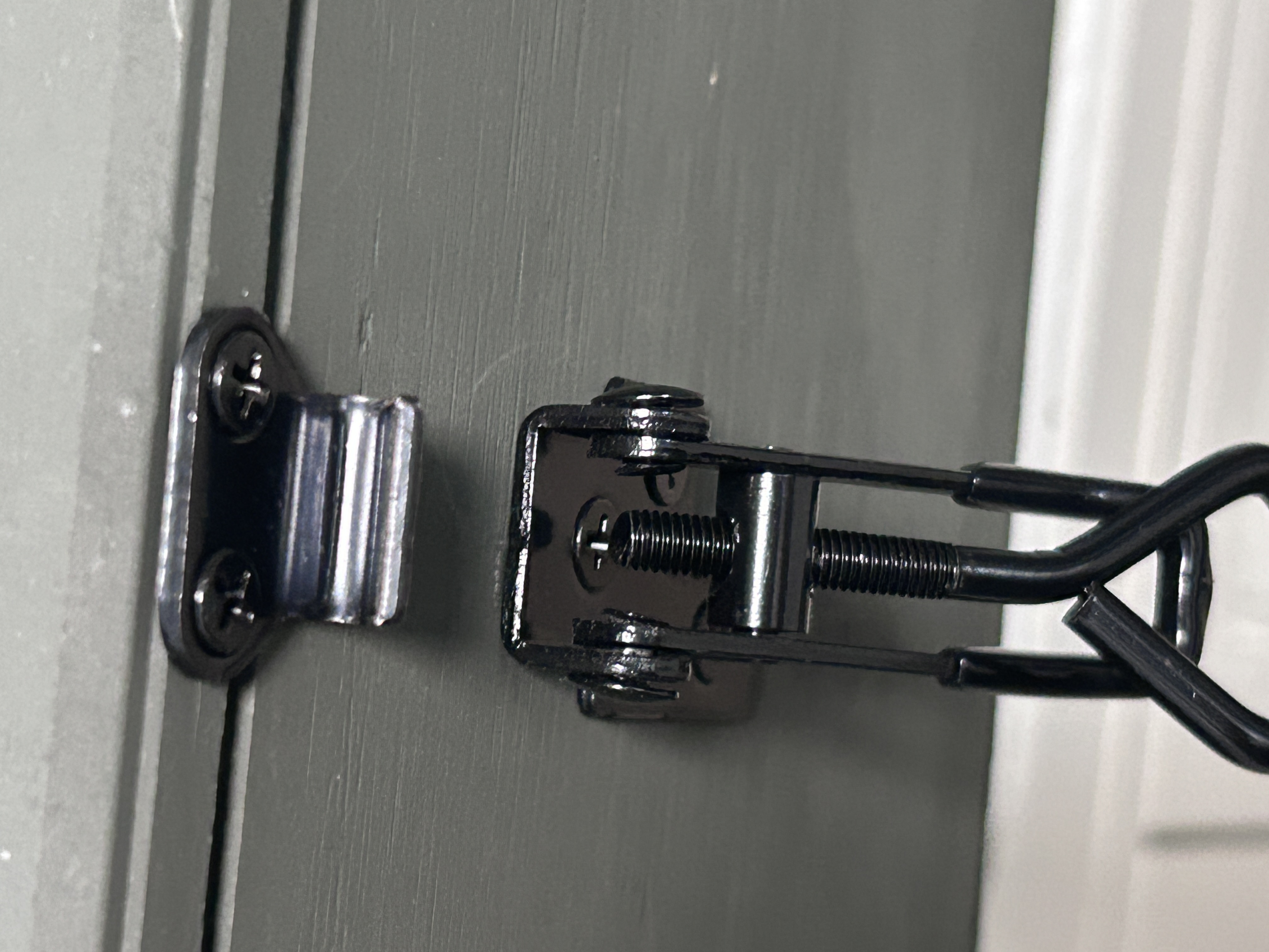 Edge-mounted latch catch on ammo box lid