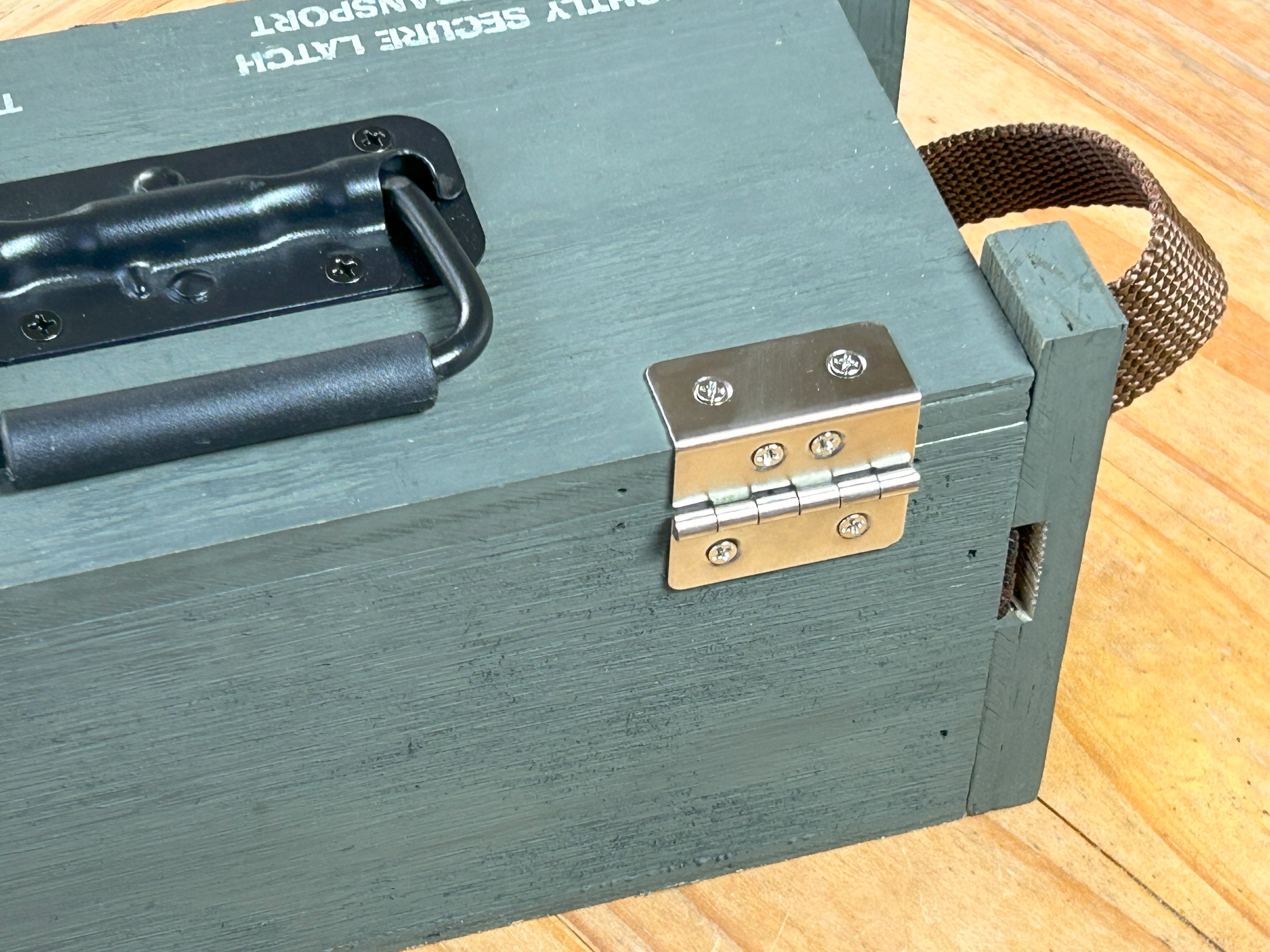 RangeMaster 400 rear view showing stainless tri-fold hinge, spring-loaded handle, and nylon side handle