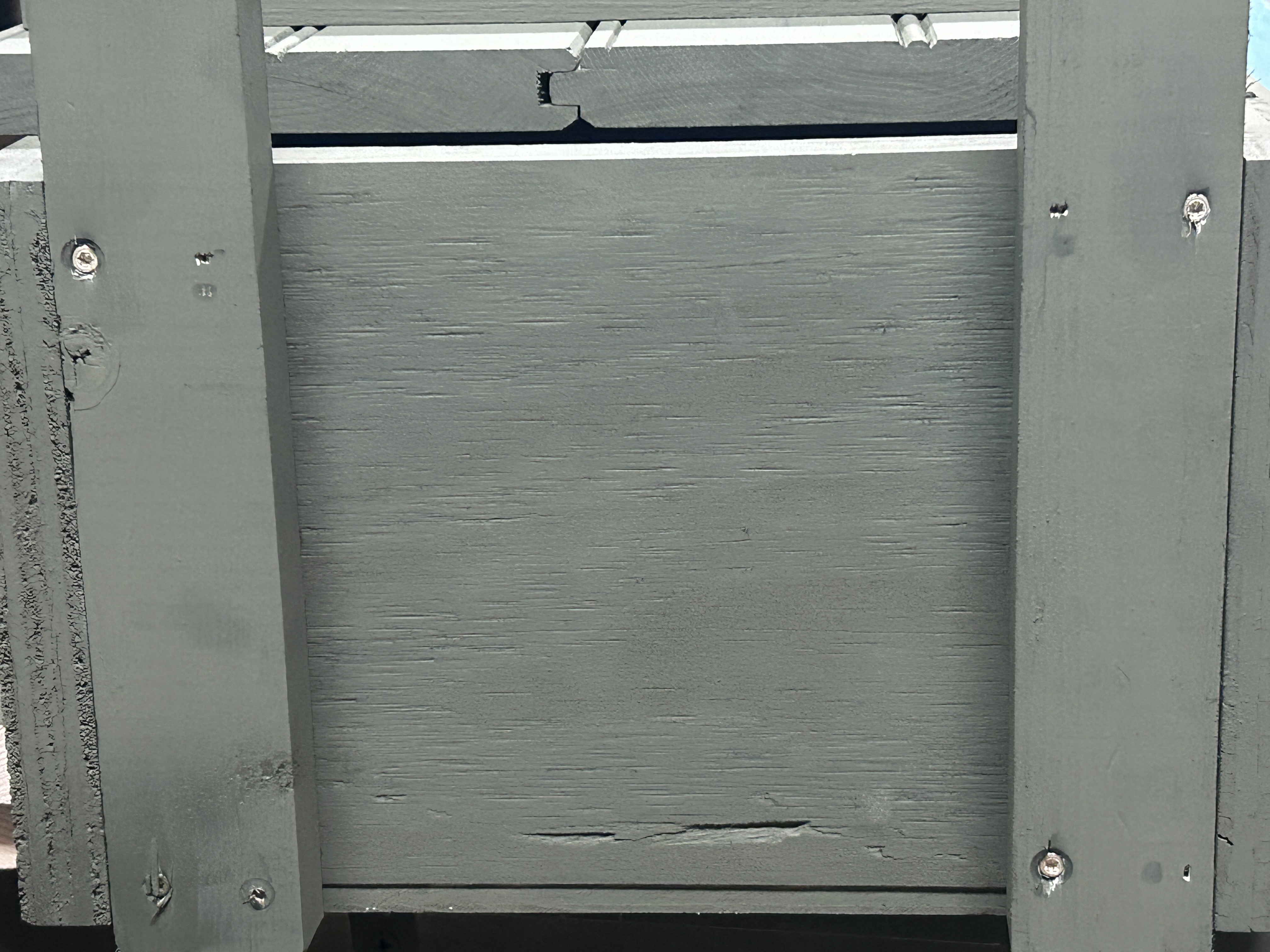 Diagonal hold pattern of SPAX screws on box legs